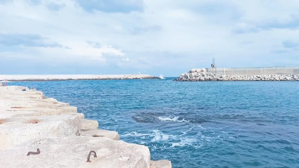 Alabora olan tekneden denize düşen balıkçı kayboldu