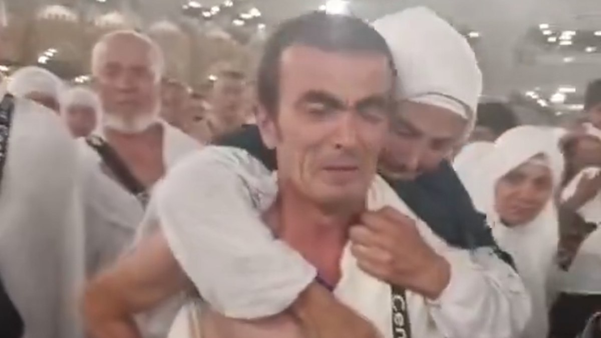 Annesini sırtına alarak Kabe’yi tavaf ettirdi