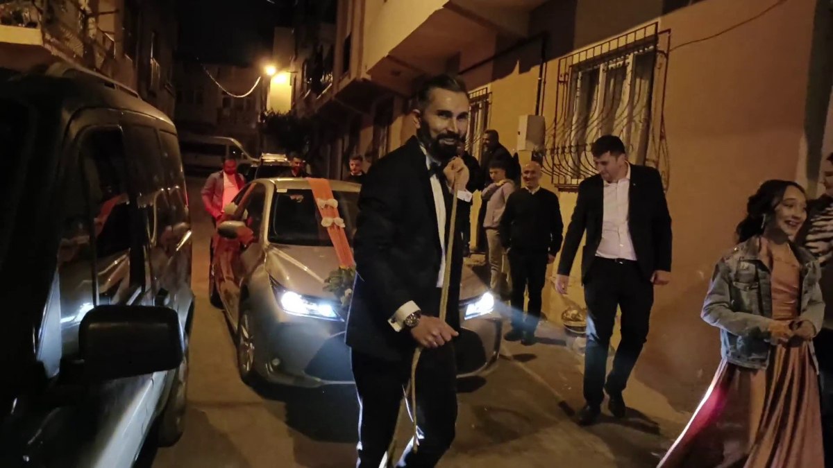 Bursa’da damada arkadaşlarından ilginç sürpriz: Yumurta pişirtip halatla araç çektirdiler