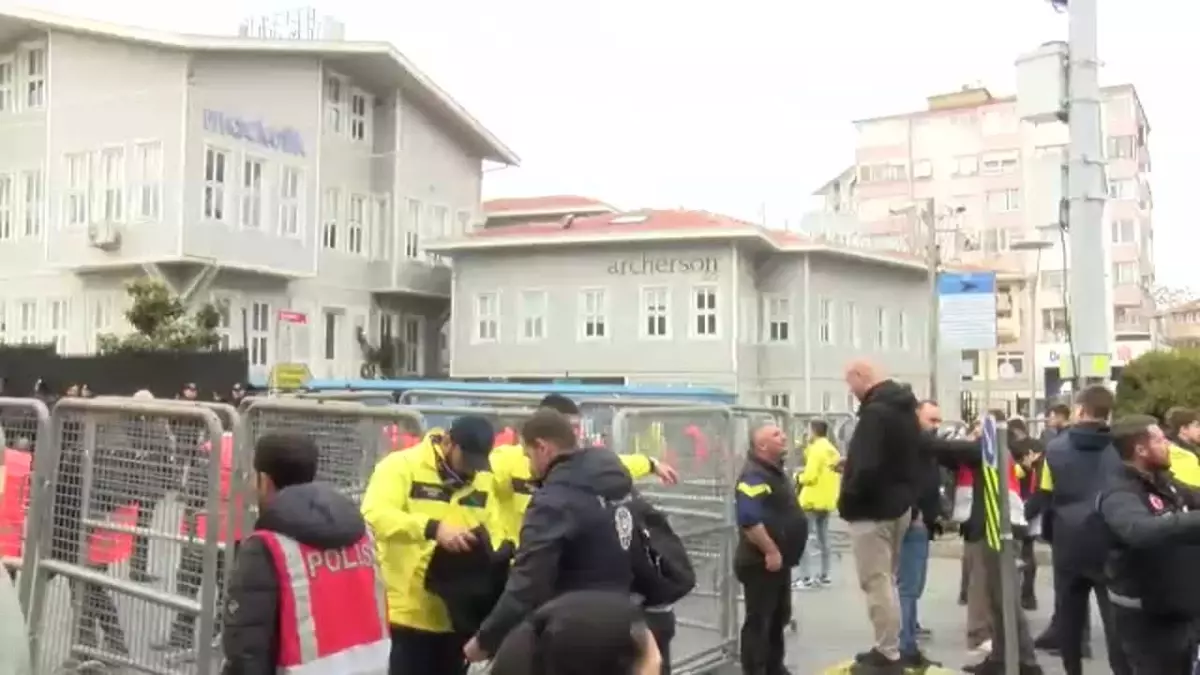 Fenerbahçeli Taraftarlar Derbi İçin Tüpraş Stadı’na Hareket Etti