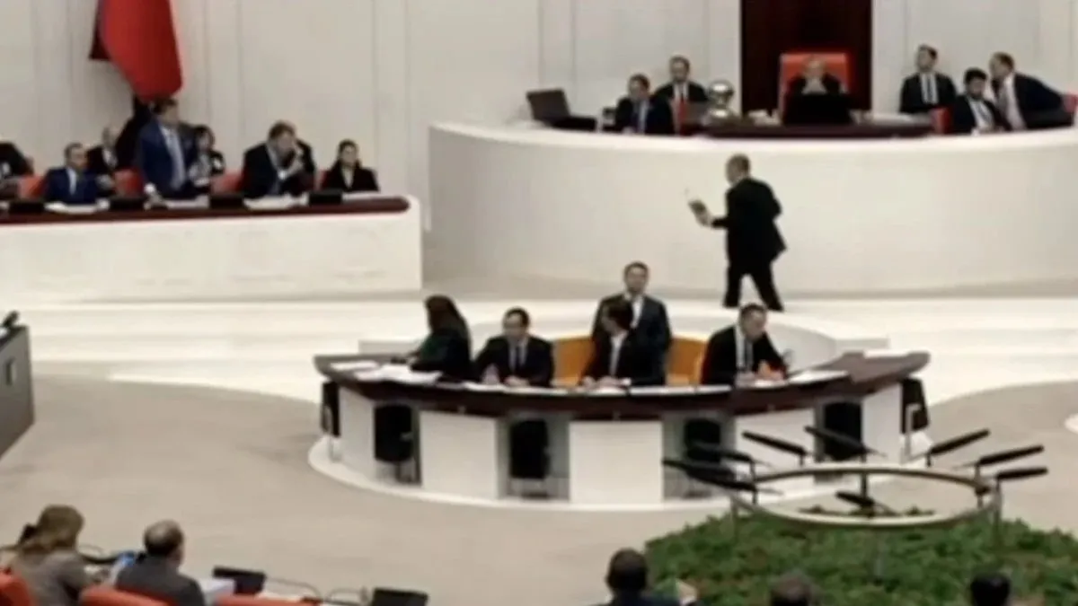 Önce taklit sonra tahrik etti…TBMM’de CHP’li vekilin kirli su provokasyonu