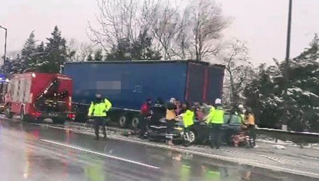 TIR’ın altına giren otomobil kağıt gibi ezildi: 1 ölü, 1’i ağır 3 yaralı